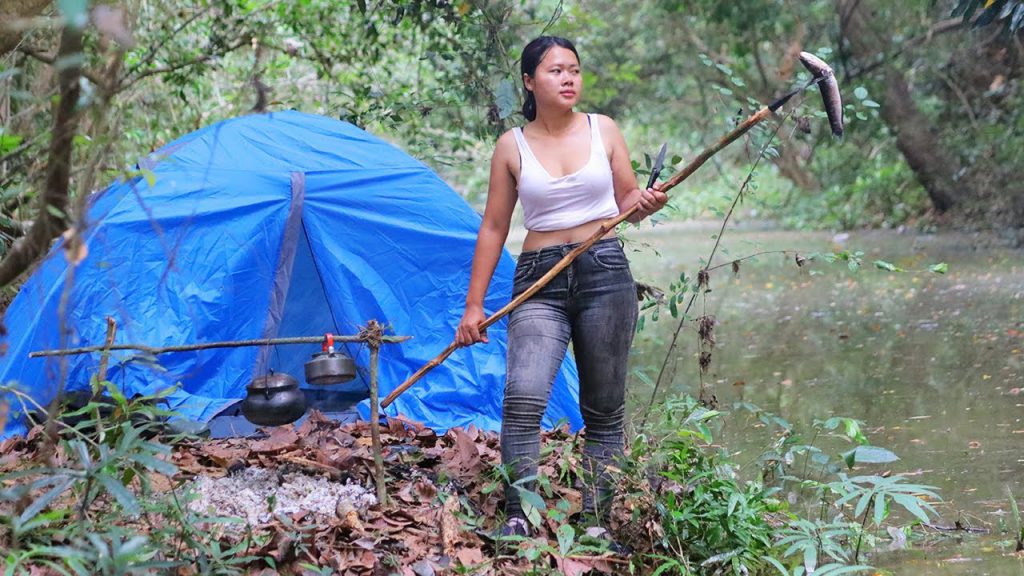 Solo Overnight Bushcraft Camping Survival Hunting Fish Using Metal